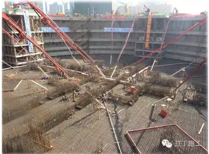 Key construction techniques of Shanghai center building