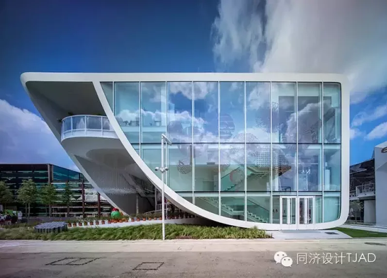 Entrance large cantilever structure