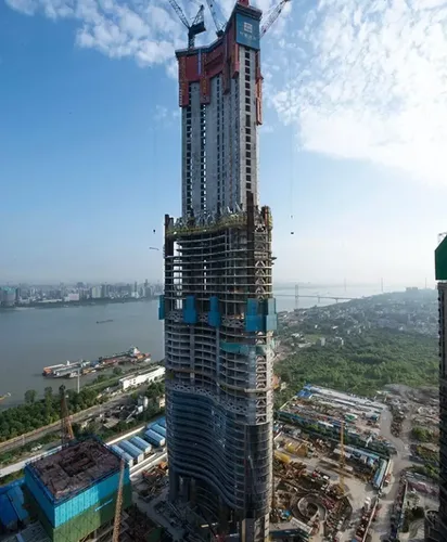 The height of the main structure of Wuhan Greenland Center has exceeded the 300 meter mark