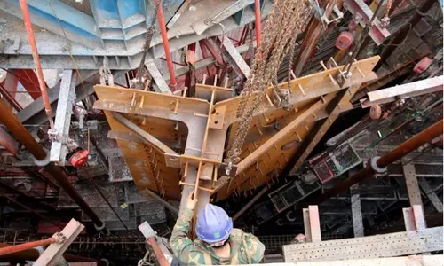 The height of the main structure of Wuhan Greenland Center has exceeded the 300 meter mark