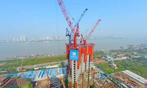 The height of the main structure of Wuhan Greenland Center has exceeded the 300 meter mark