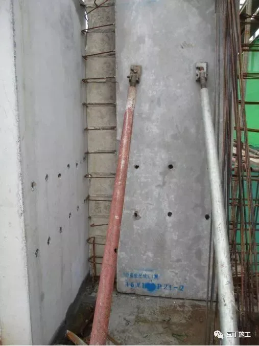 Incorrect reinforcement overlap posing structural hazard