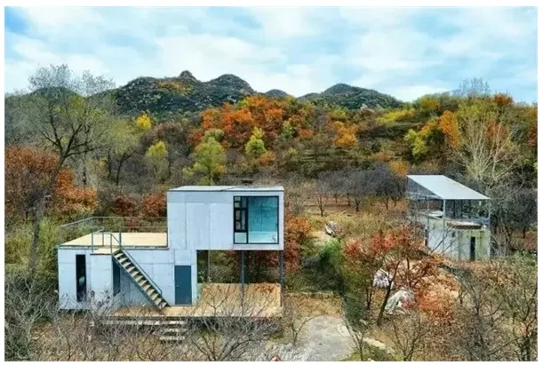 Prefabricated | Four old boys rent 2500 acres of valley and build a peach blossom garden with shipping containers