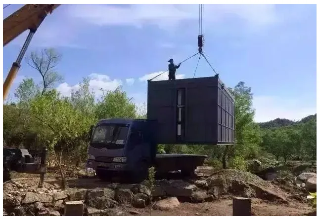 Prefabricated | Four old boys rent 2500 acres of valley and build a peach blossom garden with shipping containers