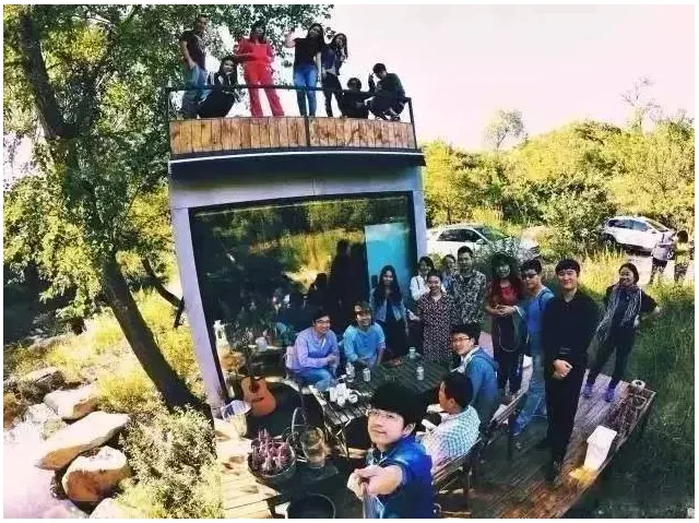 Prefabricated | Four old boys rent 2500 acres of valley and build a peach blossom garden with shipping containers