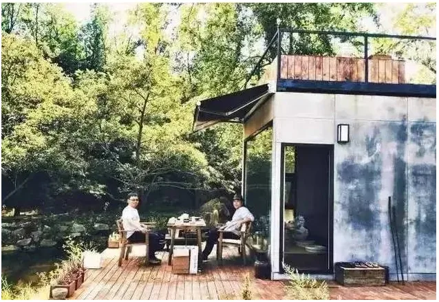 Prefabricated | Four old boys rent 2500 acres of valley and build a peach blossom garden with shipping containers