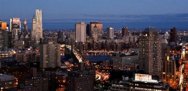 Prefabricated | 10500 steel plates of various shapes, shaping a building designed solely for New York!