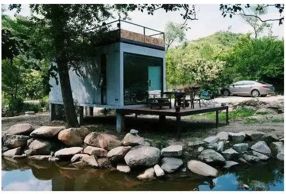 Prefabricated | Four old boys rent 2500 acres of valley and build a peach blossom garden with shipping containers