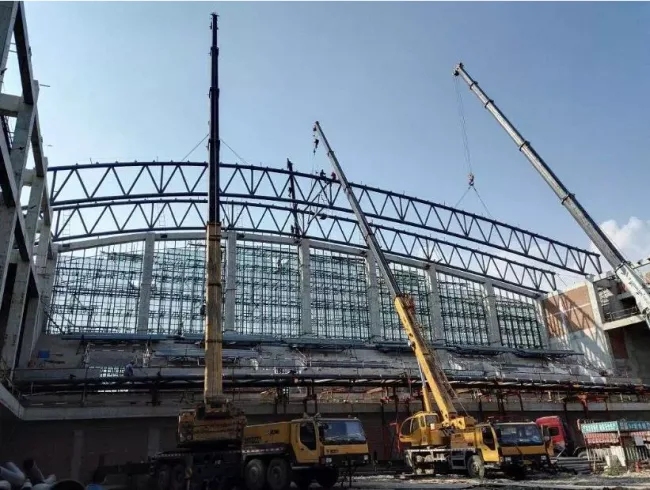 Prefabricated steel truss construction analysis requires precision and safety