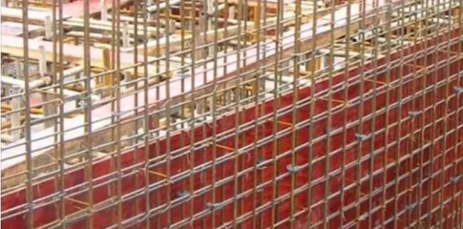 Vertical steel bars positioned using clamp-type plastic pads