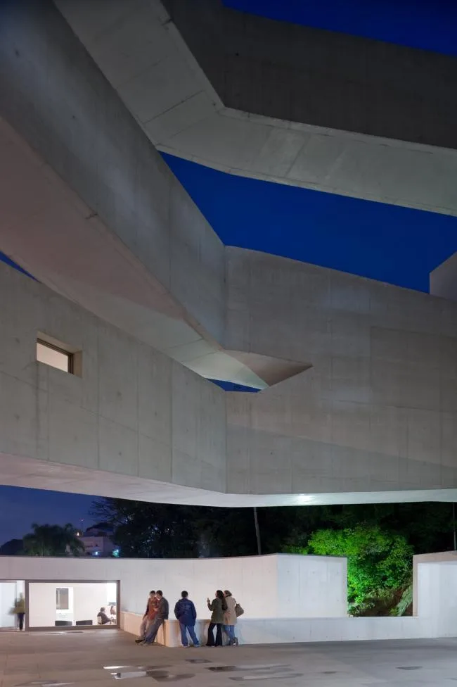 BIM Architecture | Layered Interwoven Finger Slopes, Pursuing Variations in a Regular Order/Alvaro Siza Architects