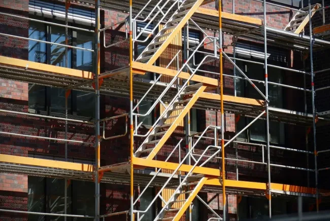 Three examples of skillful installation in complex environments of prefabricated equipment and steel structures