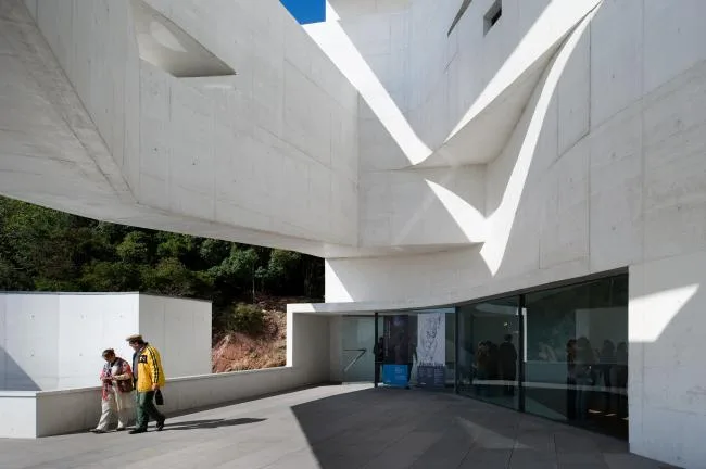 BIM Architecture | Layered Interwoven Finger Slopes, Pursuing Variations in a Regular Order/Alvaro Siza Architects