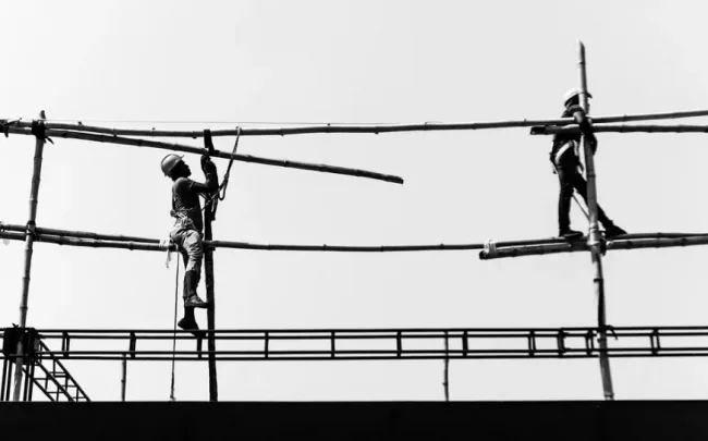 Three examples of skillful installation in complex environments of prefabricated equipment and steel structures