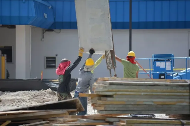 Three examples of skillful installation in complex environments of prefabricated equipment and steel structures