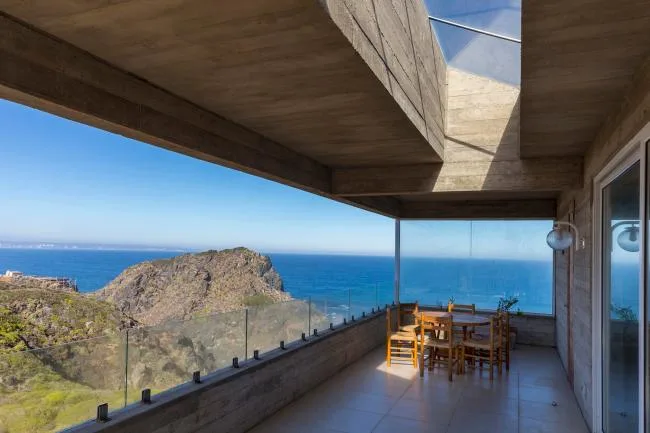 BIM Architecture | Sitting in the bedroom with a distant view of the endless blue sea/Chilean cliff room