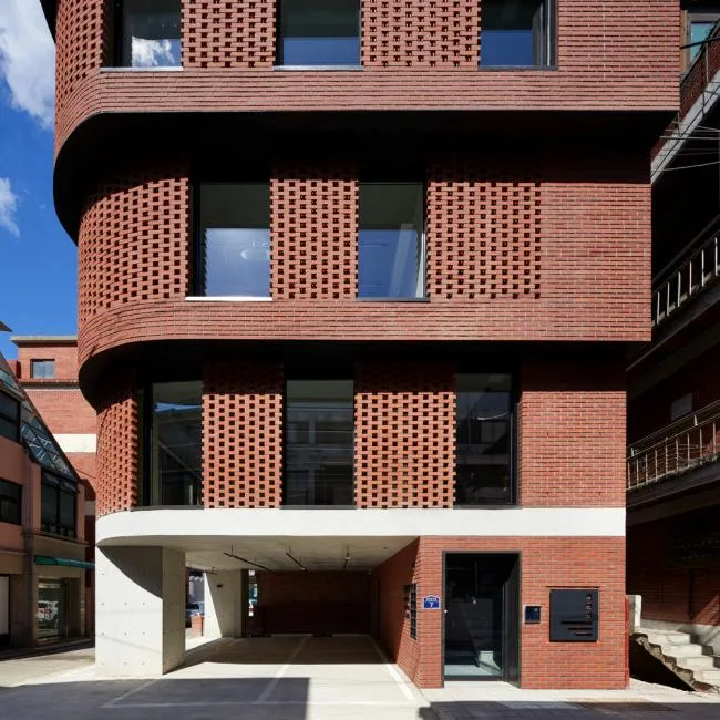 BIM architecture | Grand funnel made of red bricks: Room 3/1