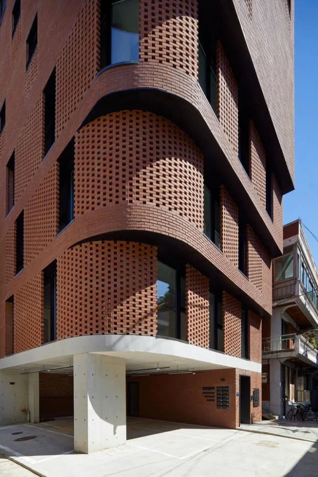 BIM architecture | Grand funnel made of red bricks: Room 3/1
