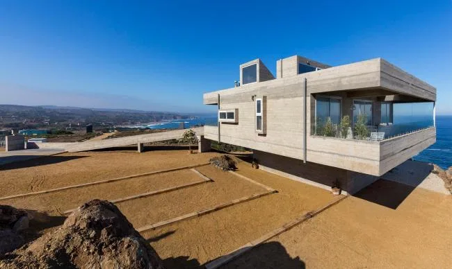 BIM Architecture | Sitting in the bedroom with a distant view of the endless blue sea/Chilean cliff room