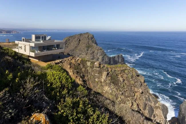 BIM Architecture | Sitting in the bedroom with a distant view of the endless blue sea/Chilean cliff room
