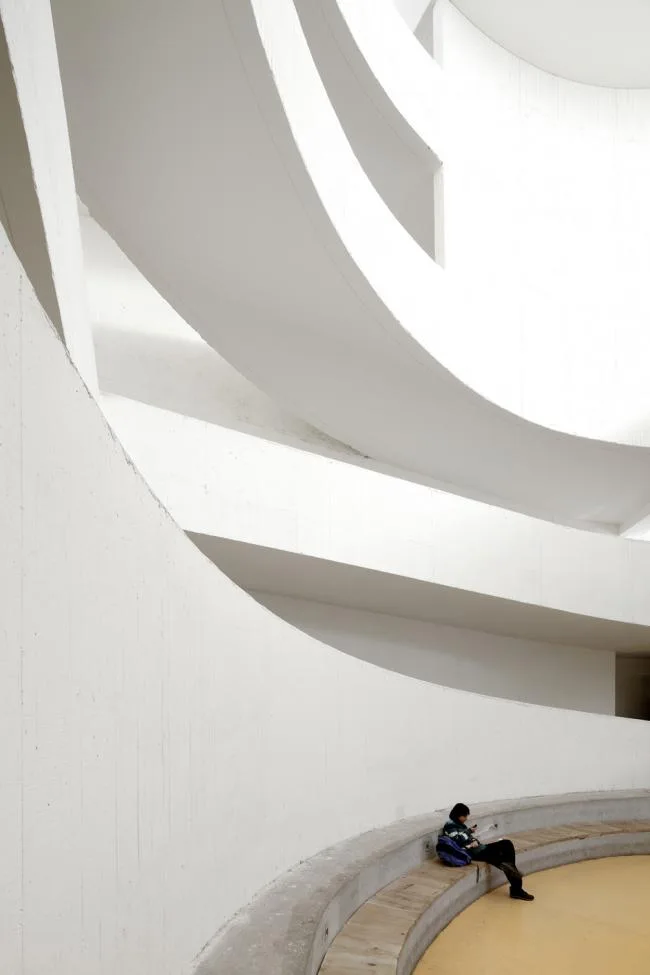 BIM Architecture | The winding ramps interweave and weave through the ever-changing spaces/Santo Tomas Academy