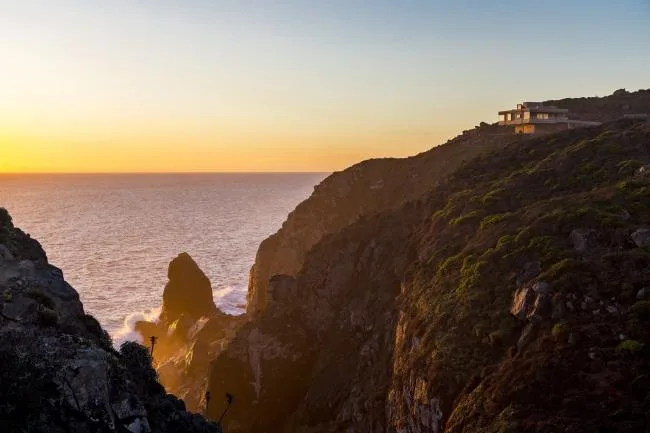 BIM Architecture | Sitting in the bedroom with a distant view of the endless blue sea/Chilean cliff room