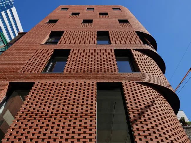 BIM architecture | Grand funnel made of red bricks: Room 3/1