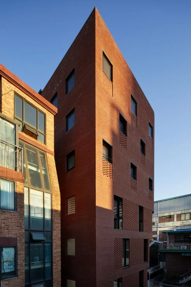 BIM architecture | Grand funnel made of red bricks: Room 3/1