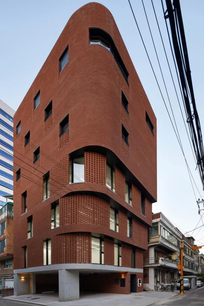 BIM architecture | Grand funnel made of red bricks: Room 3/1