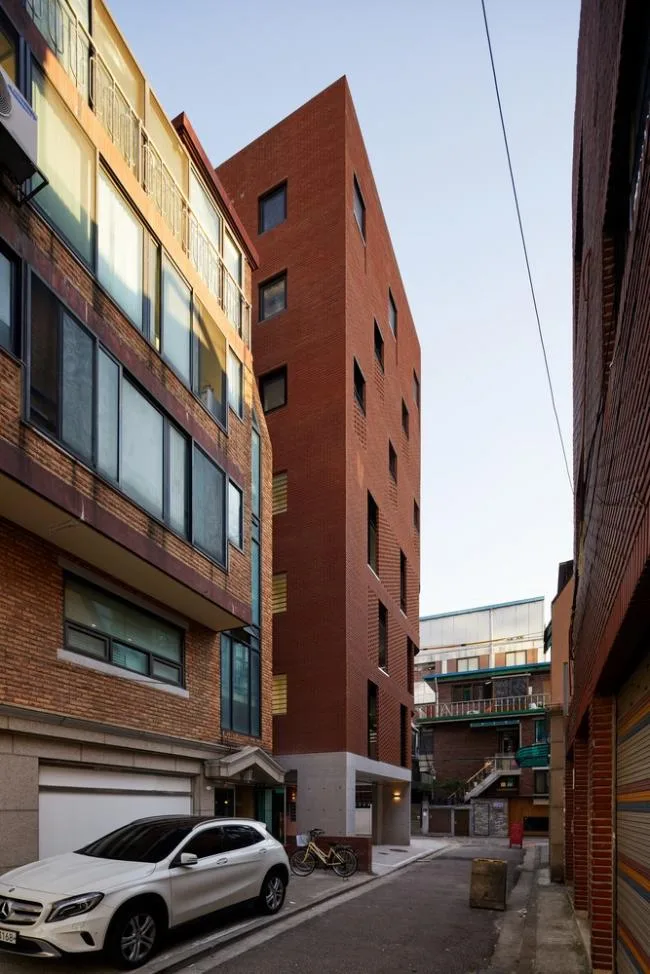BIM architecture | Grand funnel made of red bricks: Room 3/1
