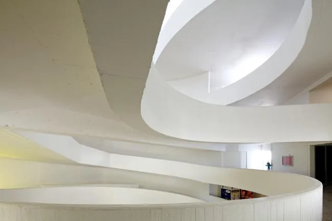 BIM Architecture | The winding ramps interweave and weave through the ever-changing spaces/Santo Tomas Academy