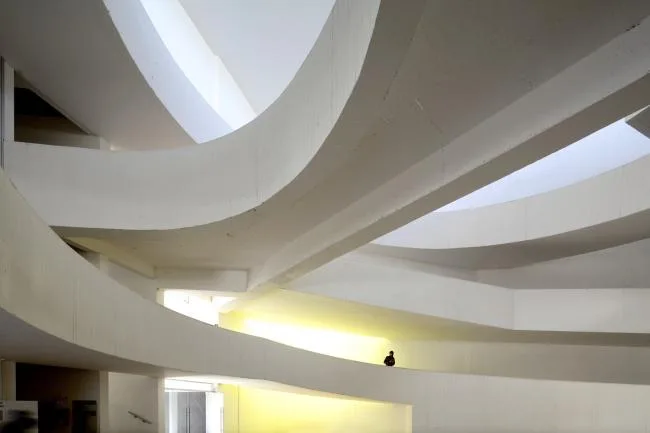 BIM Architecture | The winding ramps interweave and weave through the ever-changing spaces/Santo Tomas Academy
