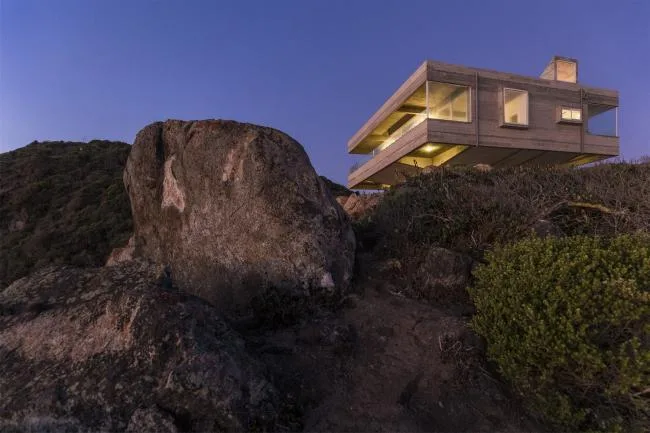 BIM Architecture | Sitting in the bedroom with a distant view of the endless blue sea/Chilean cliff room