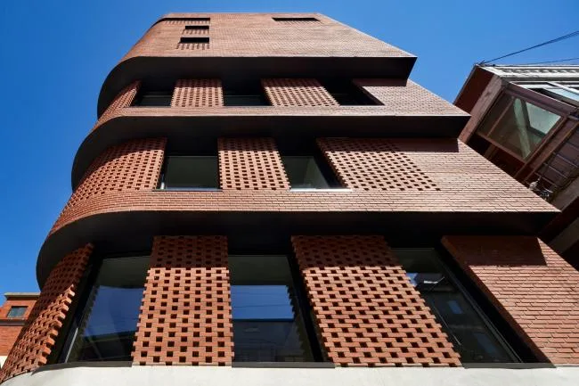 BIM architecture | Grand funnel made of red bricks: Room 3/1