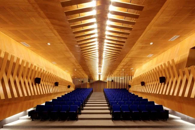 BIM Architecture | The winding ramps interweave and weave through the ever-changing spaces/Santo Tomas Academy