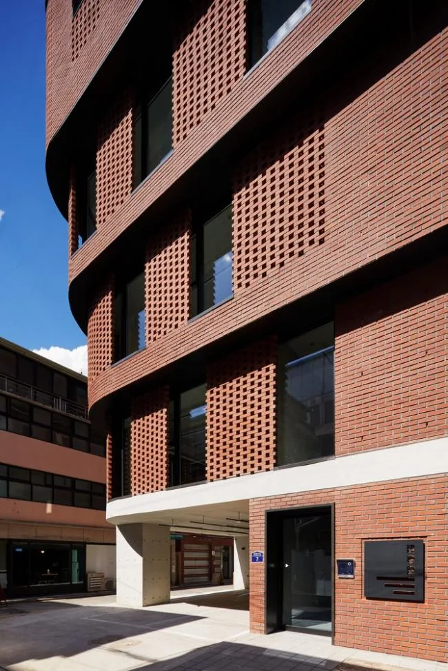 BIM architecture | Grand funnel made of red bricks: Room 3/1