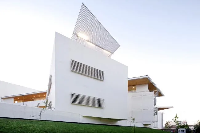 BIM Architecture | The winding ramps interweave and weave through the ever-changing spaces/Santo Tomas Academy