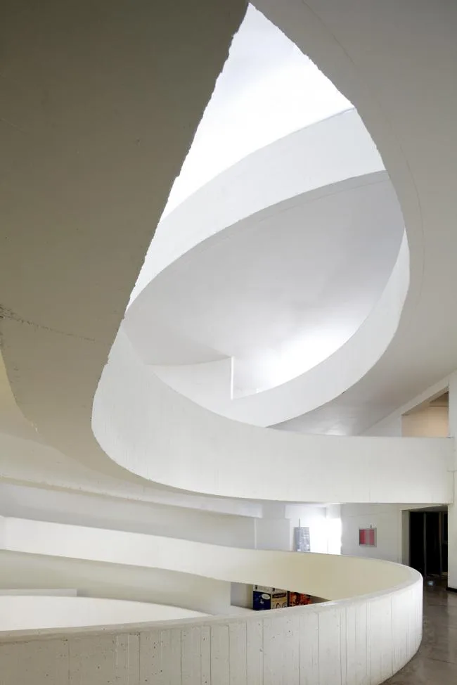BIM Architecture | The winding ramps interweave and weave through the ever-changing spaces/Santo Tomas Academy