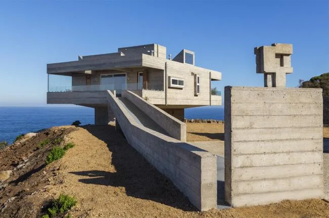 BIM Architecture | Sitting in the bedroom with a distant view of the endless blue sea/Chilean cliff room