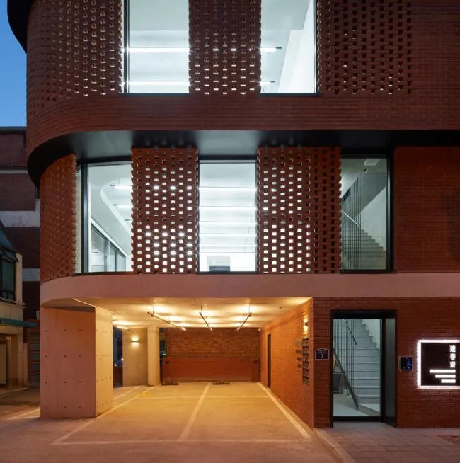 BIM architecture | Grand funnel made of red bricks: Room 3/1