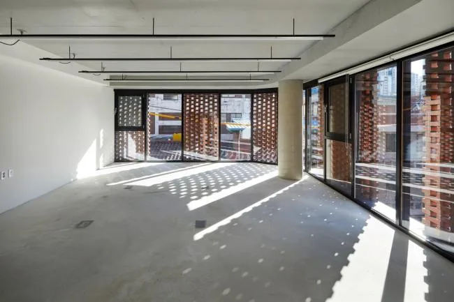 BIM architecture | Grand funnel made of red bricks: Room 3/1