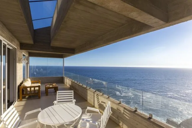 BIM Architecture | Sitting in the bedroom with a distant view of the endless blue sea/Chilean cliff room