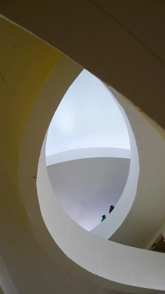 BIM Architecture | The winding ramps interweave and weave through the ever-changing spaces/Santo Tomas Academy