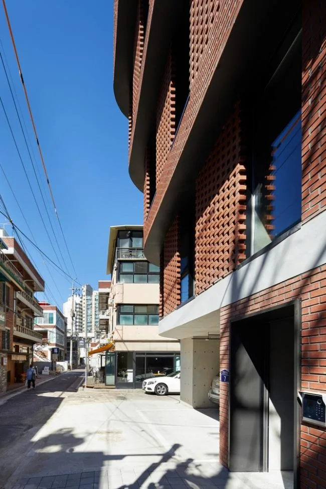BIM architecture | Grand funnel made of red bricks: Room 3/1
