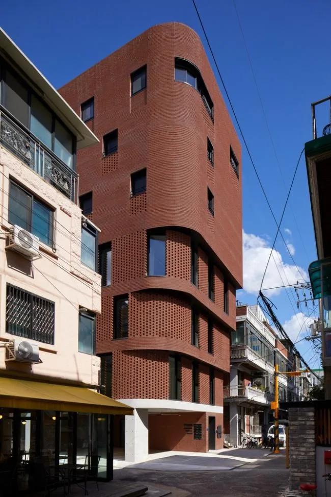 BIM architecture | Grand funnel made of red bricks: Room 3/1