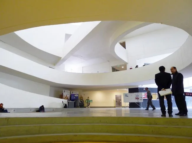 BIM Architecture | The winding ramps interweave and weave through the ever-changing spaces/Santo Tomas Academy