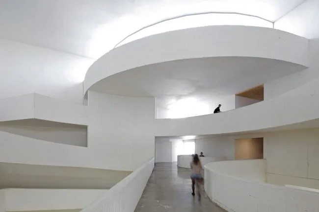 BIM Architecture | The winding ramps interweave and weave through the ever-changing spaces/Santo Tomas Academy