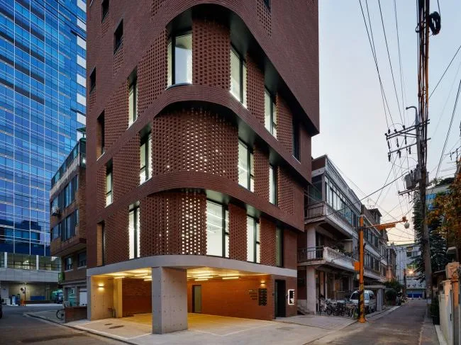 BIM architecture | Grand funnel made of red bricks: Room 3/1