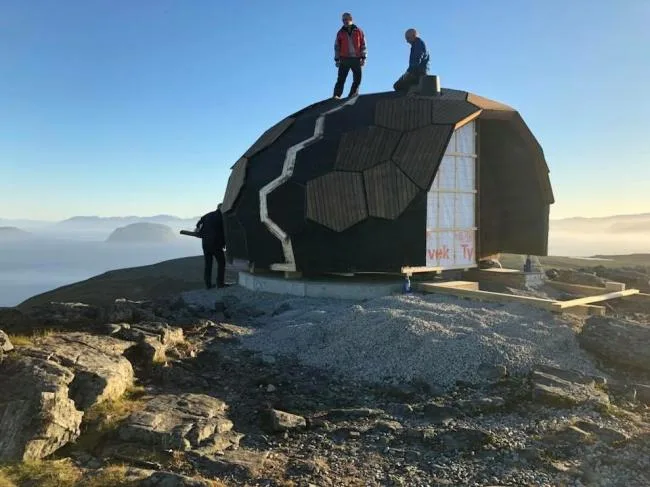 BIM architecture | Hiking traveler's beacon, rock hut under the Northern Lights/PINN Arkitekter