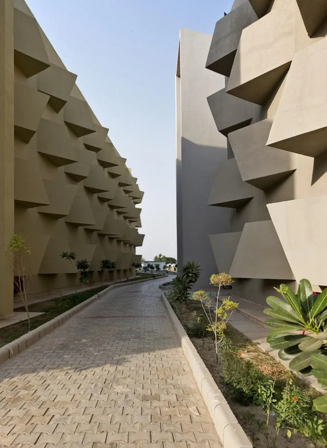 BIM Architecture | Diverse and Colorful, Each Window Has Its Own Personality in Student Apartment Buildings/Sanjay Puri Architecture Firm